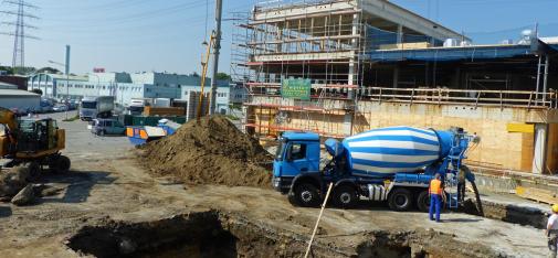 Blick auf eine Baustelle im Hochsommer: Die neuen Konsistenzhalter-Fließmittel der MC-PowerFlow-Produktfamilie wirken dem verstärkten Ansteifen des Transportbetons entgegen und sorgen für eine lang anhaltende Verflüssigung. 