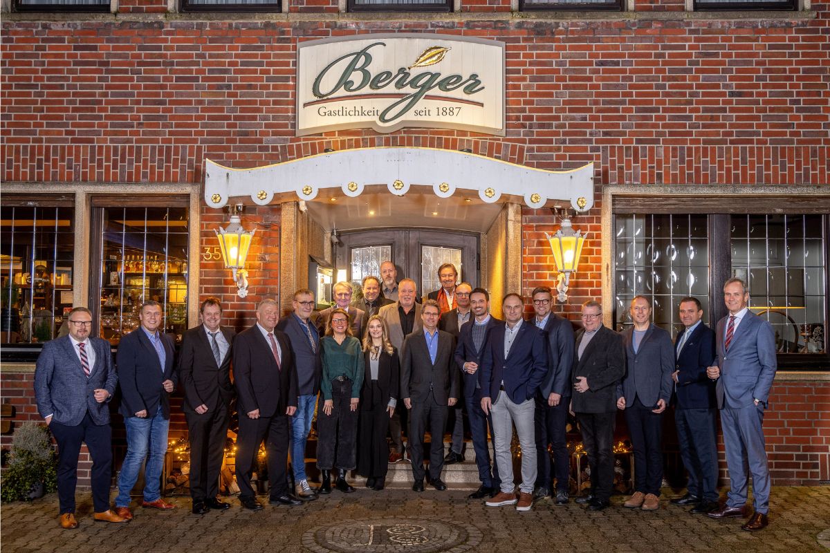 Traditionelles Gruppenfoto der Jubilare 2023 vor dem Gasthof Berger in Bottrop.